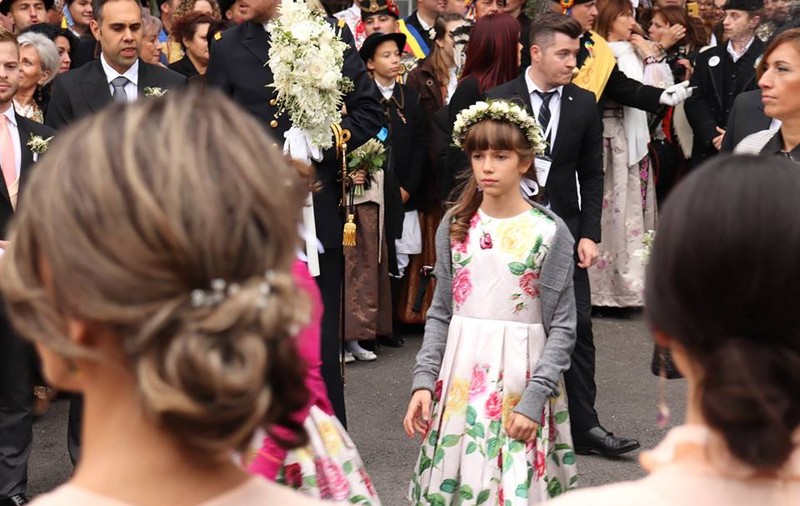 CORESPONDENȚĂ DIN SINAIA/ Detaliul care le-a scăpat domnișoarelor de onoare de la nunta principelui Nicolae cu Alina Binder | FOTO