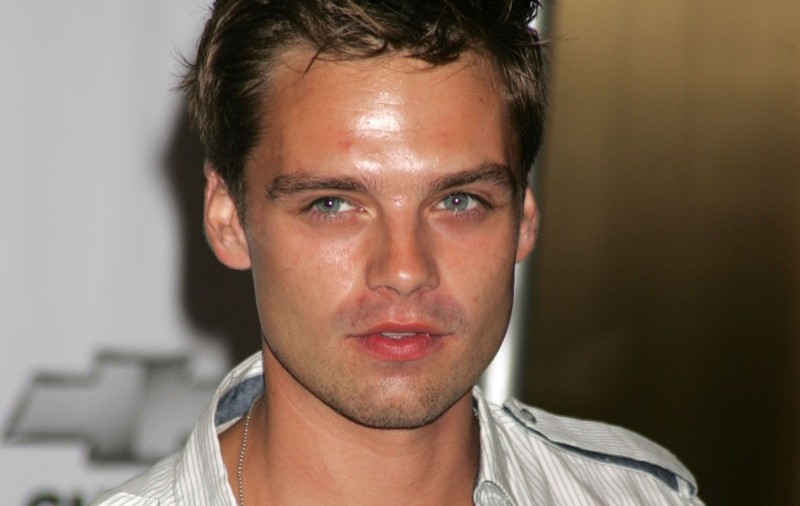 Din lipsă de iubită, actorul român Sebastian Stan iese în oraş cu mama