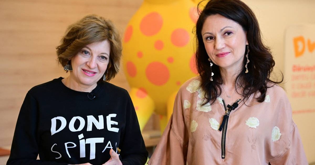 Oana Gheorghiu (stânga), și Carmen Uscatu (dreapta), cele două fondatoare ale ONG-ului „Dăruiește Viața”, sunt fotografiate în sala de așteptare a spitalului de copii nou construit din București, România, pe 18 aprilie 2024