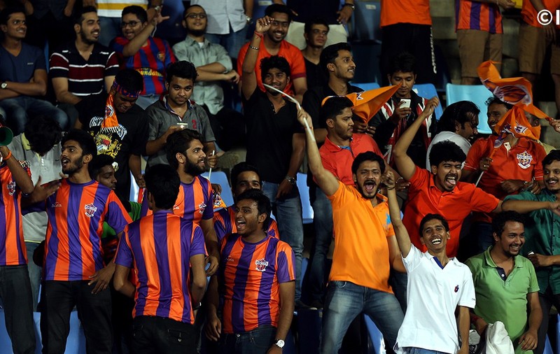 Mutu și-a început cu o pasă de gol aventura în India! Vrea să redevină titular la națională, dar a început ca rezervă partida Pune - Mumbay 3-1. ^Piteșteanul a intrat pe teren în minutul 61. Tricolorul a fluturat în tribune / FOTO