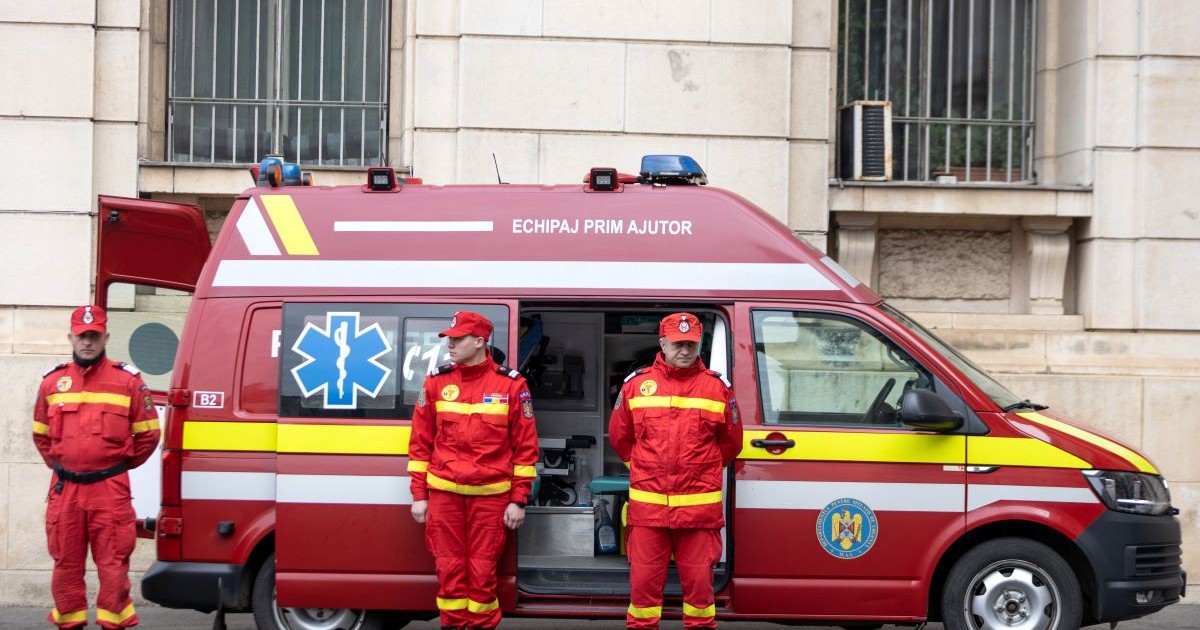 Ambulanță cu echipajul medical