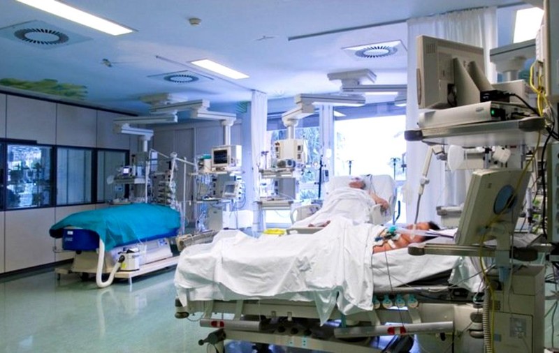 Cu sistemul sanitar depășit de valul epidemic, Cehia cere țărilor vecine să-i preia din pacienții COVID