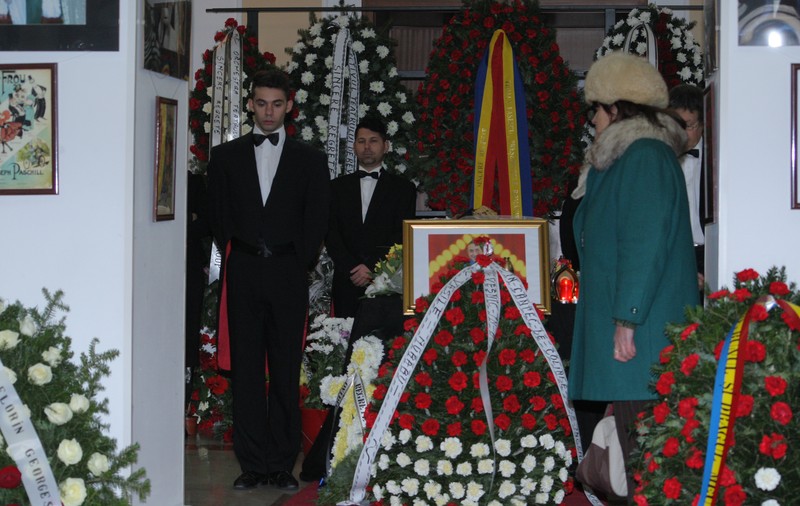 LACRIMI şi DURERE la CĂPĂTÂIUL LUI NAE LĂZĂRESCU. Iată CE PERSONALITĂŢI i-au adus un ULTIM OMAGIU | FOTO EXCLUSIVE