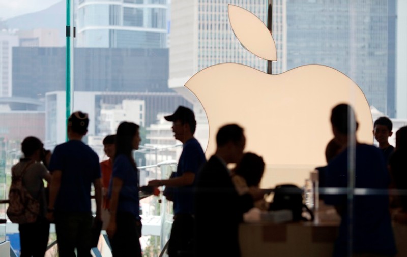 Face milioane de oameni fericiţi, dar compania Apple pierde în fiecare secundă! Un hacker rus a descoperit cum toate aplicaţiile pot fi descărcate GRATUIT