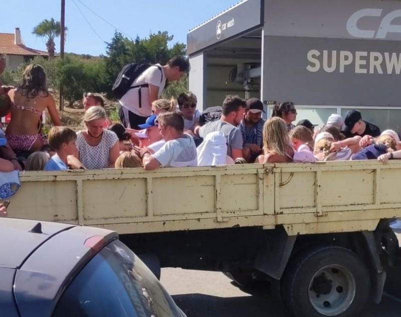 Mii de localnici și turiști, evacuați din case și hoteluri din calea flăcărilor, în Rodos. „Nu e un incendiu care se va termina mâine sau poimâine”