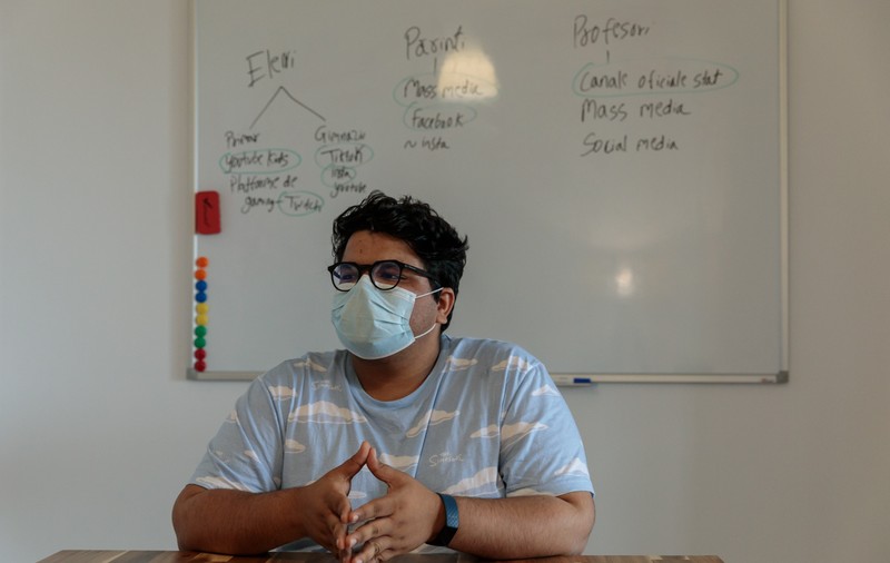 Un tânăr indian ajută elevii români să recupereze materia pierdută în pandemie. „Am văzut ce impact poate avea educația în viața unui om”