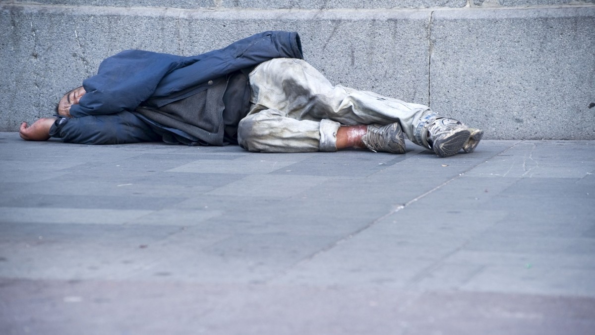 Un bărbat fără adăpost care doarme pe străzi