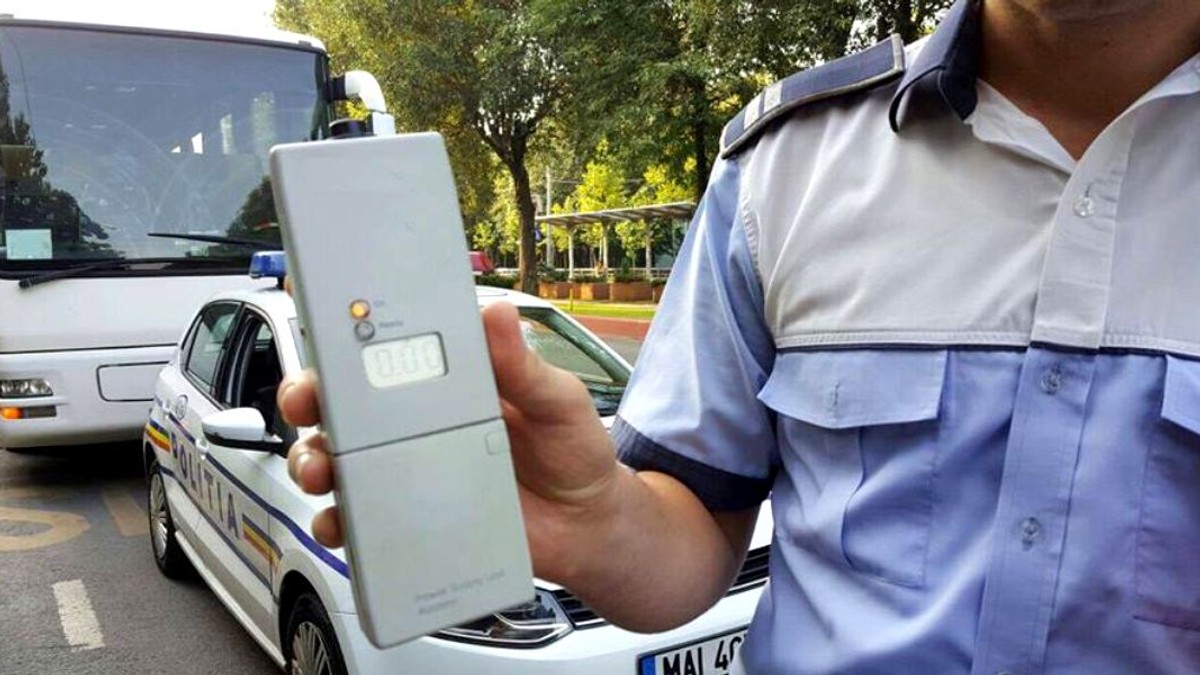 Tânărul fără permis a fost prins de două ori, beat, de către polițiști
