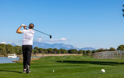 Cel mai mare teren de minigolf din Europa se întinde pe o suprafață de 107.000 de metri pătrați și are propria cascadă
