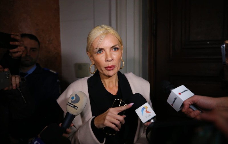 Laura Vicol, agresivă la Curtea de Apel, înainte să afle dacă va fi arestată preventiv: „Toți cei pe care i-am ajutat să vină să dea declarații. Dacă nu, îi chem eu”