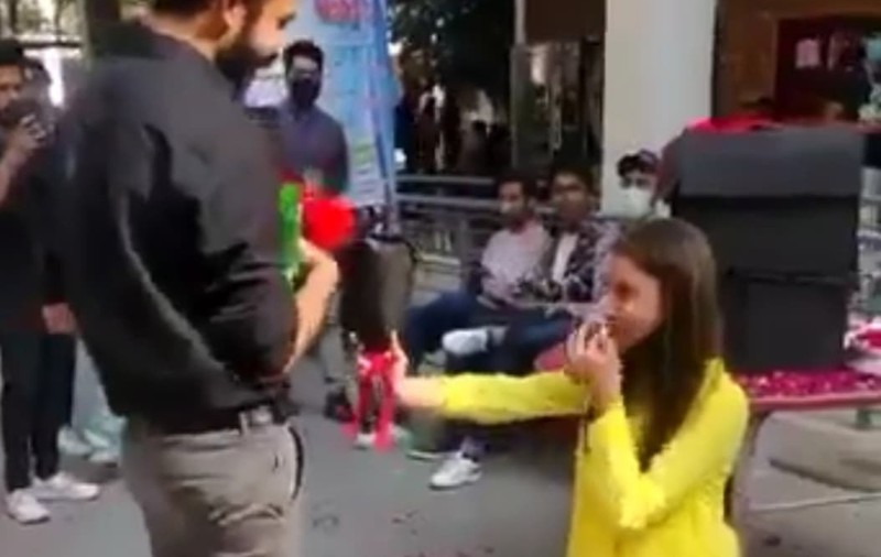Cuplu de studenţi din Pakistan, exmatriculat după ce tânăra l-a cerut în căsătorie pe iubitul ei în public