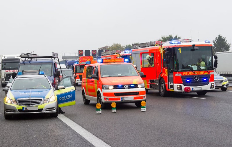 Un bărbat care arunca cu obiecte de pe pod pe autostradă a fugit când a văzut poliția, a căzut și a murit lovit de mașină, în Franța