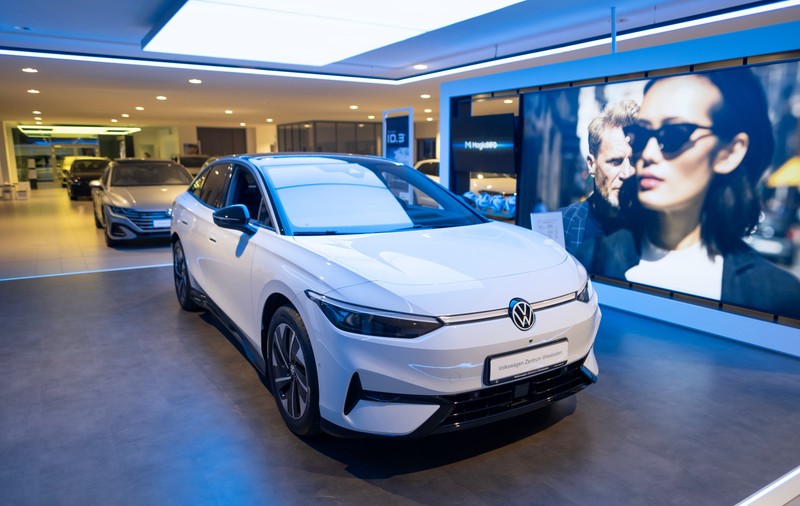 Volkswagen reduce producția și suspendă temporar activitatea la fabricile de mașini electrice din Germania