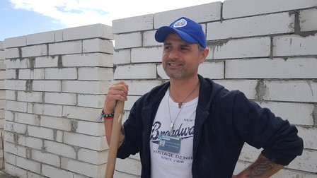 Pentru Marius Simionică, terminarea casei înainte de Paşti a devenit o chestiune de onoare