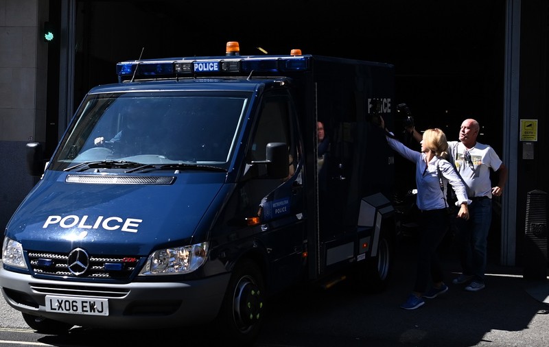 Un român arestat e acuzat că a participat la castrarea unor bărbați, filmările cu intervențiile extreme fiind vândute apoi pe site-ul „eunucmaker”