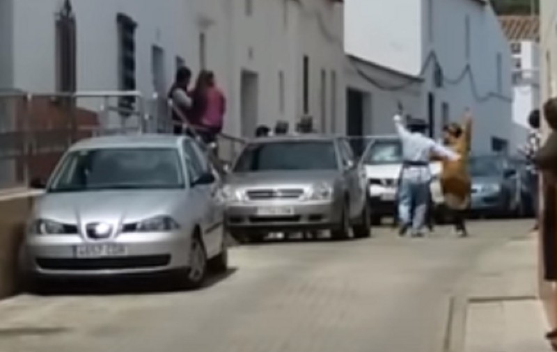 VIDEO | Locuitorii unui orășel din Spania au sărbătorit Paștele în stradă. Primarul: "S-au lăsat duși de val"