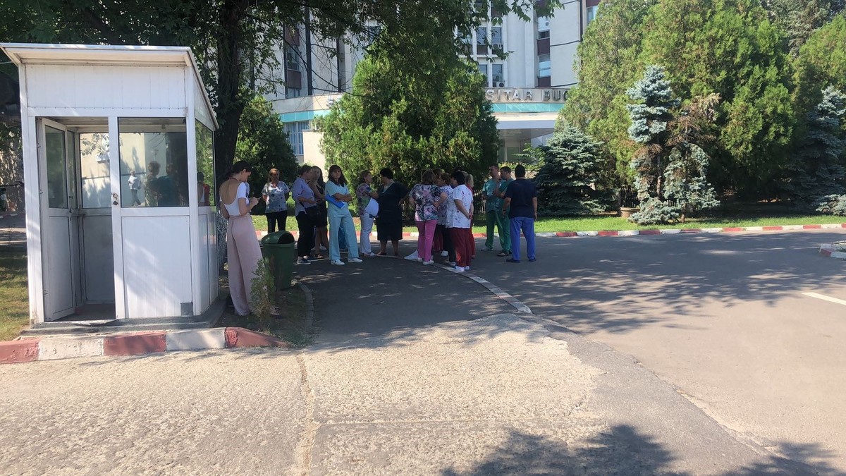 Cativa angajati SUUB protesteaza