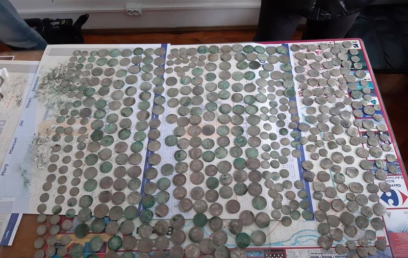 Comoara dintr-o pădure din județul Buzău. ”Tezaurul conține 2.517 monede medievale”