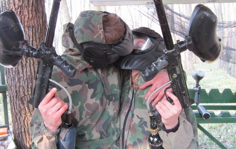 Săruturi pe câmpul de luptă! Vezi de ce aventuri au avut parte concurenţii de la Mireasă pentru fiul meu la paintball!