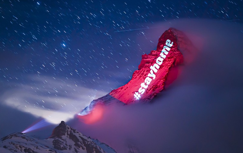 Elvețienii, îndemnați să stea acasă prin mesaje proiectate pe vârful muntelui Matterhorn