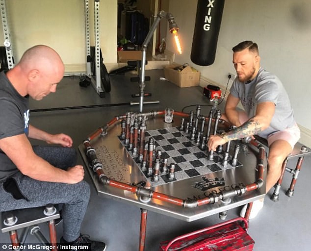 Conor McGregor, jucând șah. (FOTO: instagram.com/thenotoriousmma)