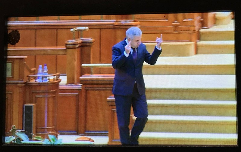 Cum justifică Florin Iordache gestul obscen din plenul Parlamentului: "A fost un spasm. Nu am de ce să îmi cer scuze!"