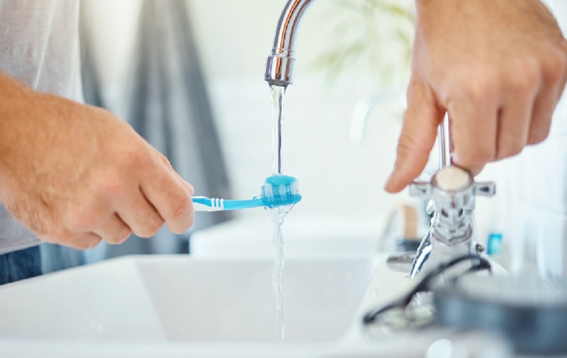 Ce spune un dentist despre umezitul periuței înainte de a te spăla pe dinți și cum afectează acest gest comun igiena orală