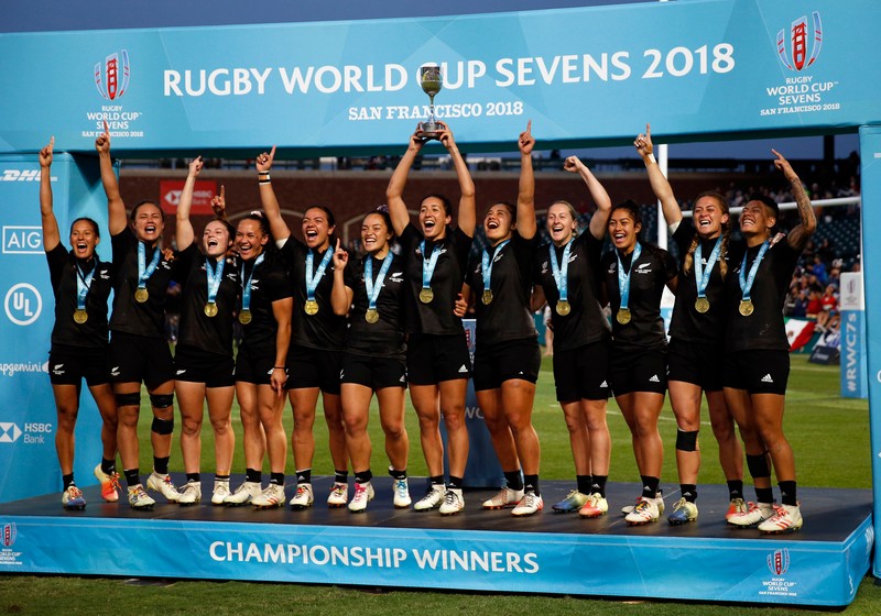 epa06903696 Members of the New Zealand rugby team hold up the Melrose Trophy after becoming the women's Rugby World Cup Sevens Champions after defeating France during the Rugby World Cup Sevens Championship Final match between New Zealand and France in San Francisco, California USA, 21 July 2018. EPA-EFE/MONICA DAVEY