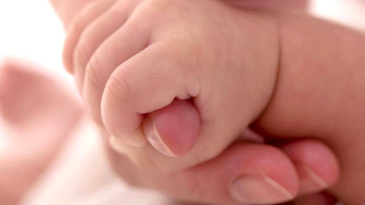 Noi detalii în cazul bebeluşului găsit îngropat într-o grădină din Covasna