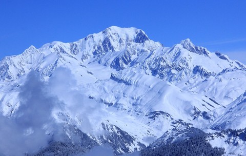 Mont Blanc, cel mai înalt vârf din Europa de Vest, a atins în 2026 o altitudine de 4.807,47 metri. 