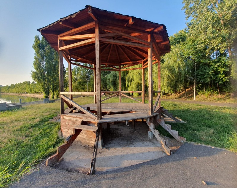 Apocalipsa din Parcul Tei: complexul de distracții abandonat, bănci vandalizate, munți de gunoaie, pontoane devastate. Pericol iminent de tragedii!