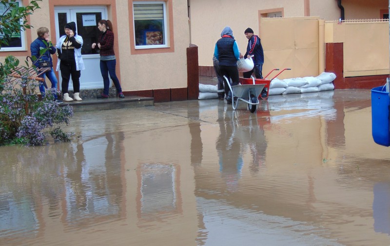 Cod portocaliu de inundații în județul Vrancea. Aproape o mie de oameni au fost măturați de ape