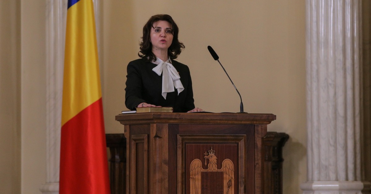 Ministerul Educației: Guvernul a rezolvat decontarea navetei pentru elevi. Monica Anisie, la un pupitru