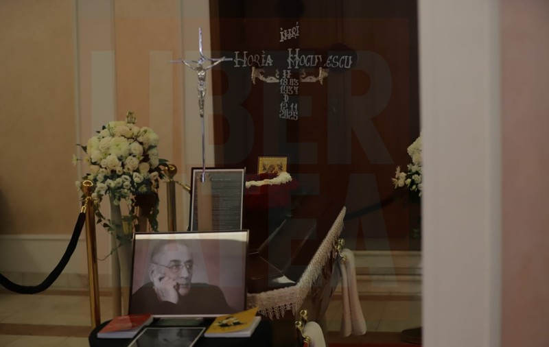 Sicriul cu trupul neînsuflețit al lui Horia Moculescu a fost depus la Teatrul de Revistă „Constantin Tănase” din București. Când va fi înmormântat