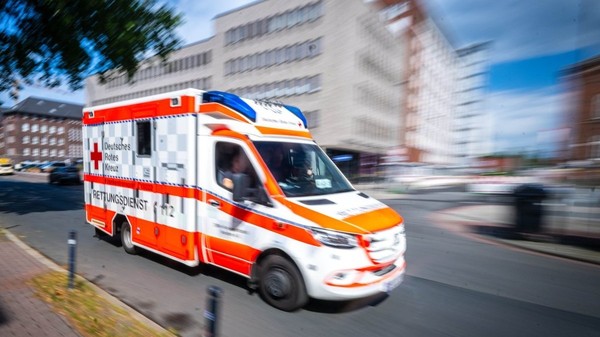 Ambulanța aflată în misiune, blocată de un șofer iresponsabil pe autostradă. Imagine cu caracter ilustrativ. Sursă foto: Getty Images.
