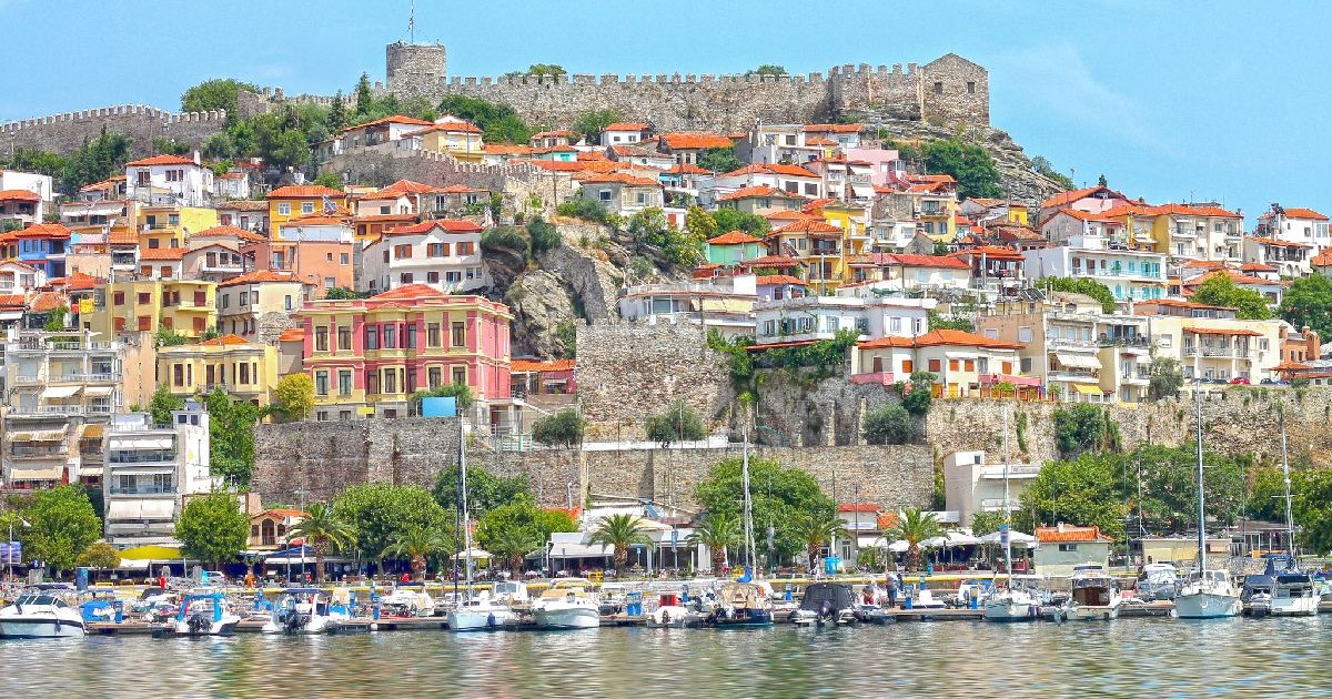 Vedere a orașului grecesc Kavala: iahturi în port, fortăreață medievală pe deal