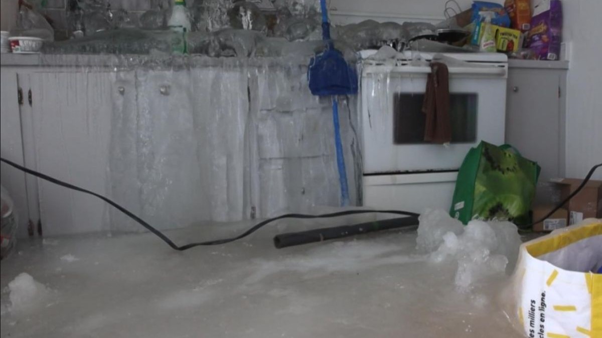 Obiectele dintr-o cameră sunt înghețate și pe jos este gheață, după ce un chiriaș a oprit căldura și țevile de apă s-au spart, iarna, în Canada, ianuarie 2026