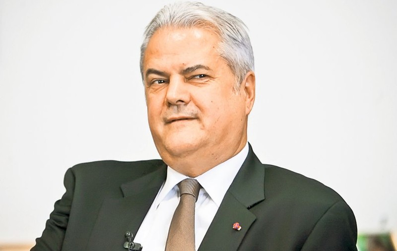 Adrian Năstase scrie ca apucatul ca să iasă din pârnaie