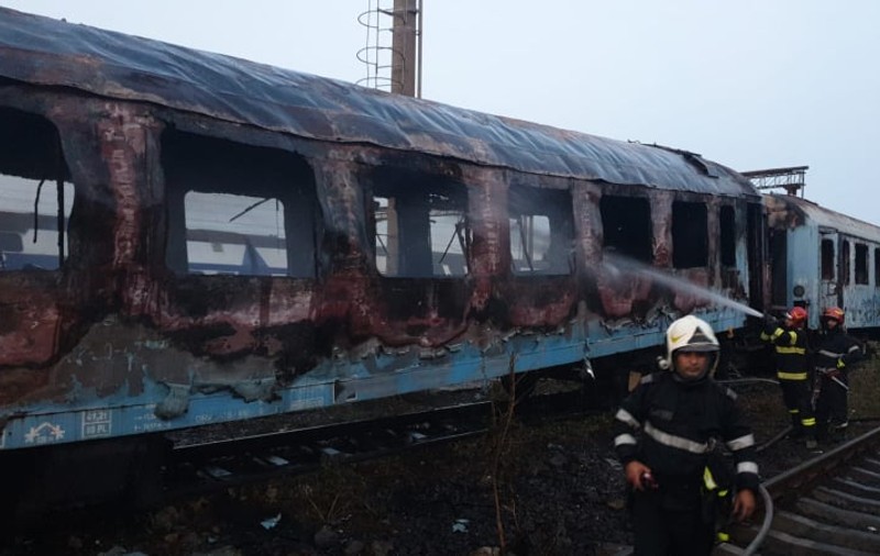Incendiu la vagoane dezafectate de tren, la gara Basarab din Capitală. Pompierii au intervenit cu şase autospeciale