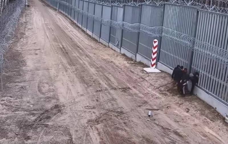 Momentul în care un grup de imigranți intră în UE prin gardul de 350 de milioane de euro construit de Polonia la granița cu Belarus. Reacția grănicerilor polonezi