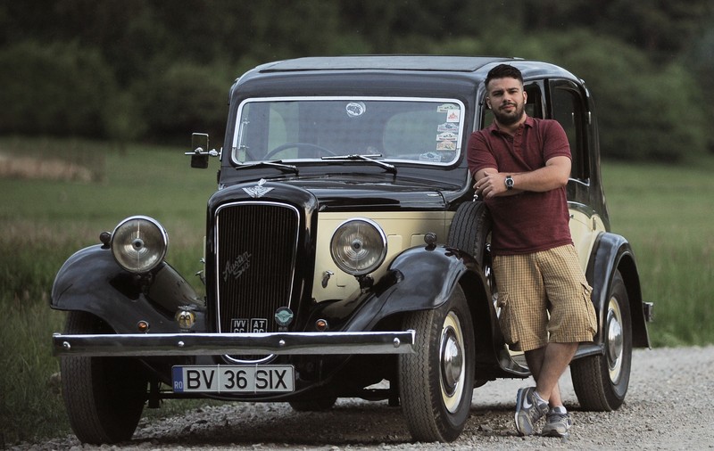 REPORTAJ/ Brașoveanul Cristian Babare îşi împarte viaţa între două pasiuni: salvarea de vieţi şi maşinile de epocă. Cea din 1936 e unică în lume și a apărut în filme