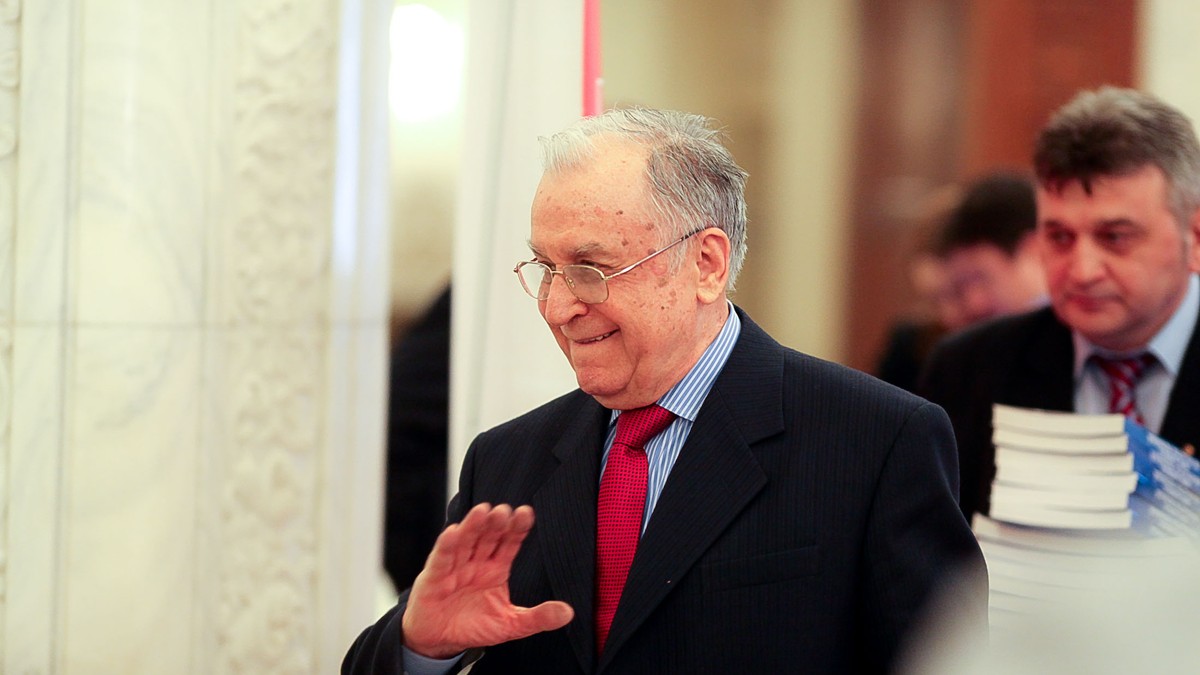 Fostul presedinte Ion Iliescu pleaca dupa ce a participat la sedinta Comitetului Executiv National (CExN) al PSD, la Palatul Parlamentului, in Bucuresti, joi, 6 februarie 2014