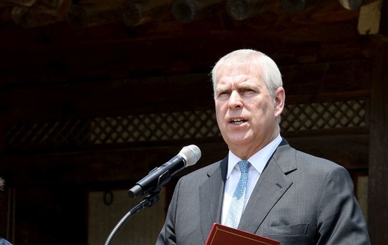 Scandal în familia regală britanică. Prinţul Andrew, văzut în apartamentul lui Epstein când două tinere rusoaice îi masau picioarele