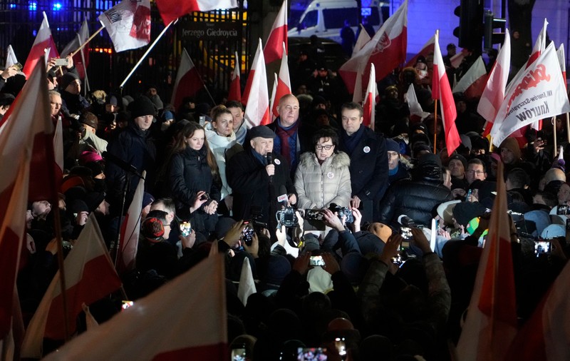 Opoziția de la Varșovia a scos mii de oameni în stradă, pe fondul războiului politic dintre guvernul lui Tusk și președintele Duda. VIDEO