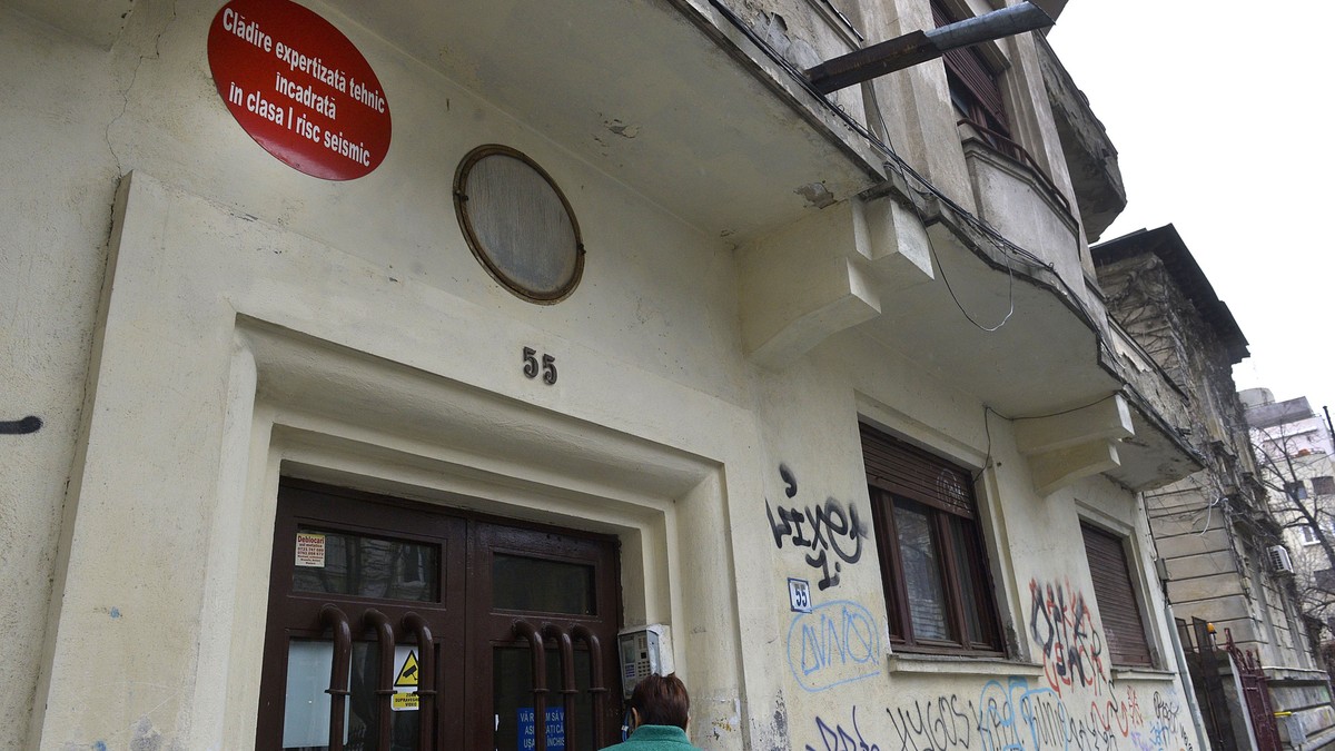 Mii de bucureșteni locuiesc în clădiri cu bulină roșie, care se pot prăbuși la un cutremur major. Foto: Hepta.ro