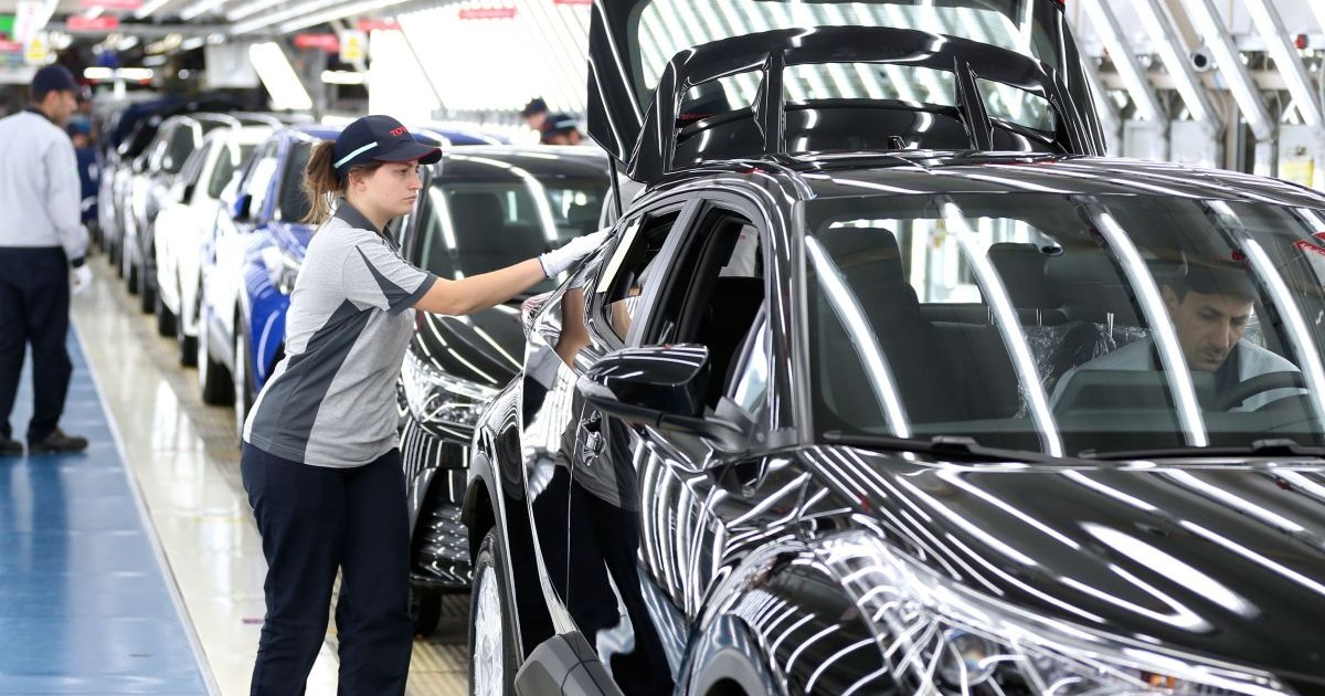 O angajată se uită cu atenție la o mașină Toyota