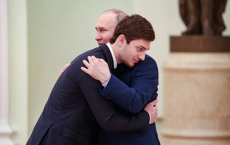 Vladimir Putin s-a întâlnit cu fiul în vârstă de 17 ani al lui Ramzan Kadîrov: „L-a felicitat pe Ali pentru viitoarea căsătorie”