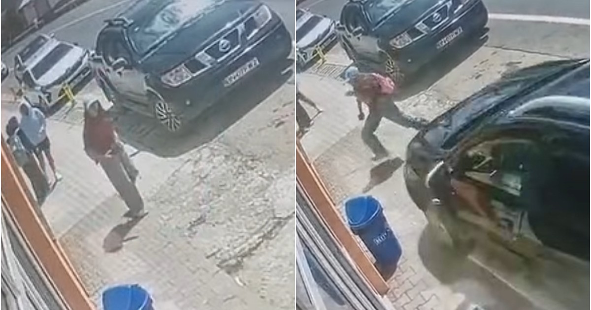 Imaginea surprinde momentul unui accident petrecut pe un trotuar, surprins de o cameră de supraveghere. În cele două cadre se observă o persoană care merge pe lângă mașinile parcate, înainte de a fi lovită de un autoturism care pătrunde pe trotuar.