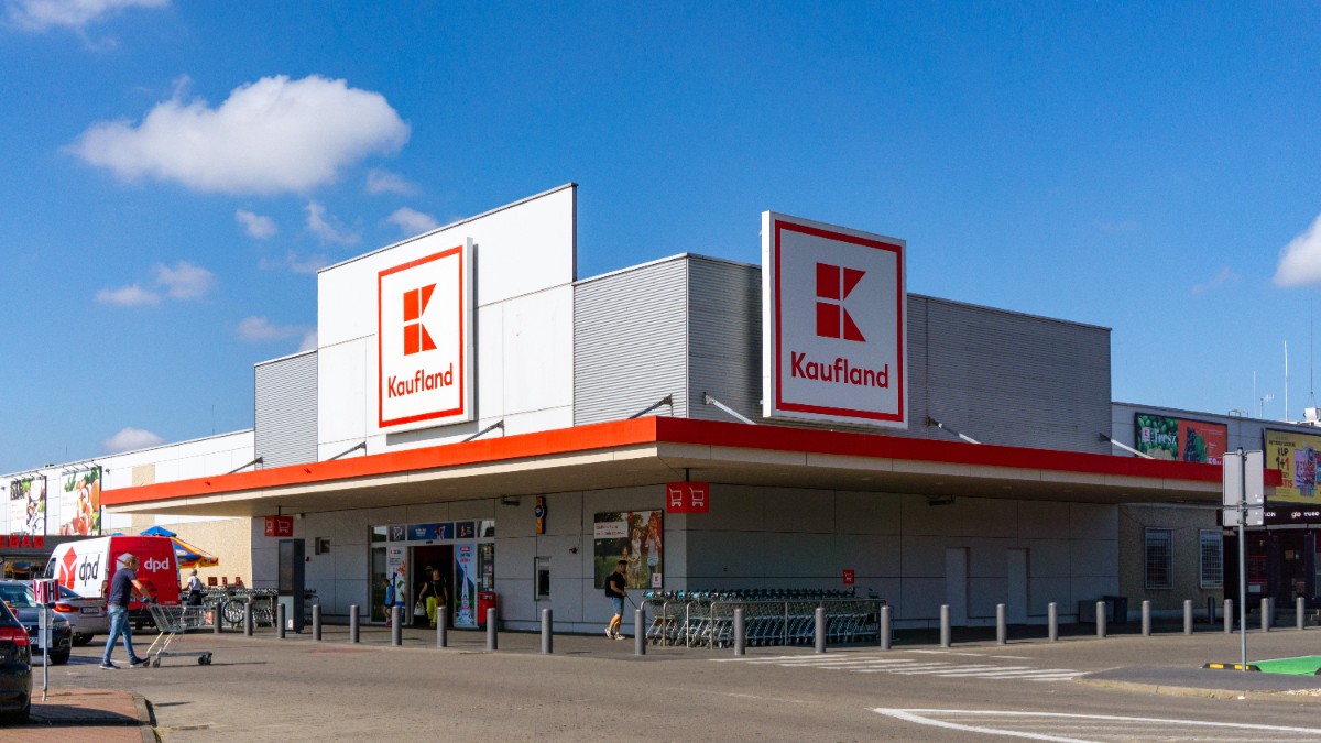 Un magazin Kaufland, parcarea este încă goală