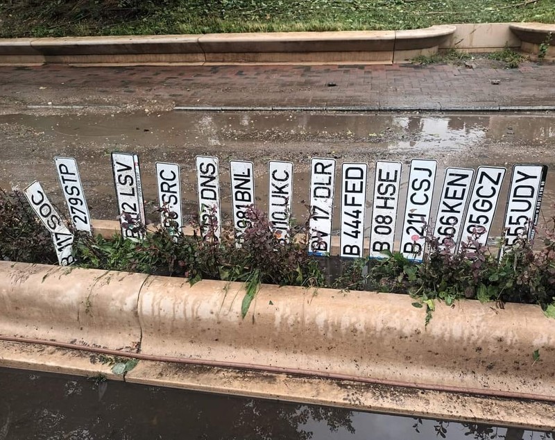 Sute de plăcuțe de înmatriculare pierdute în București, în timpul furtunii de joi seară. FOTO